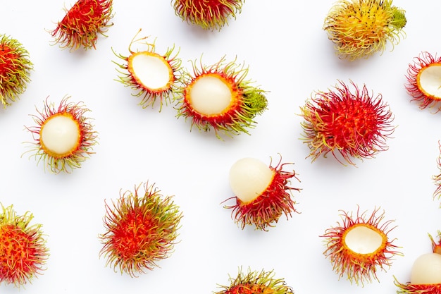 Rambután aislado en blanco.