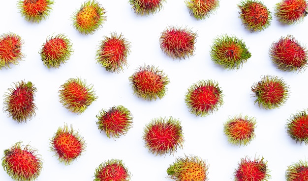 Rambután aislado en blanco