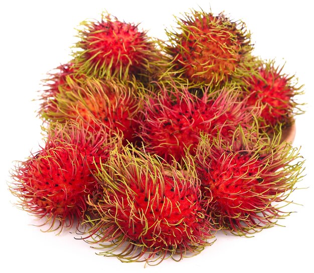 Rambután aislado en el fondo blanco.