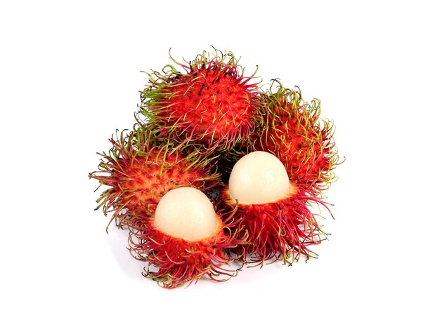 Rambután aislado sobre fondo blanco.