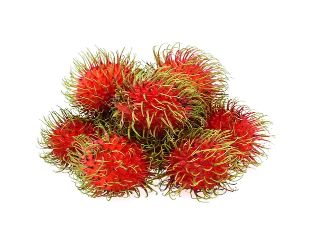 Rambután aislado sobre fondo blanco.