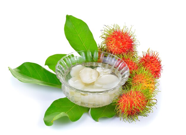 Rambután en almíbar aislado