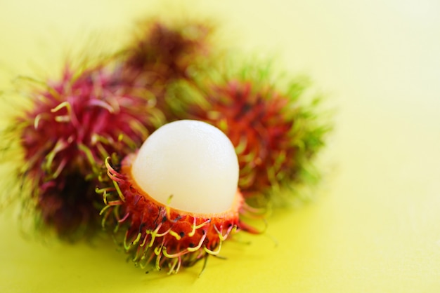 Rambutan descascado - fruta de verão rambutan fresco do jardim na tailândia