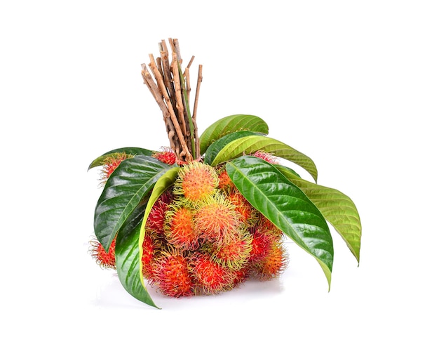 Rambutan doce fruta deliciosa com folha isolada no fundo branco