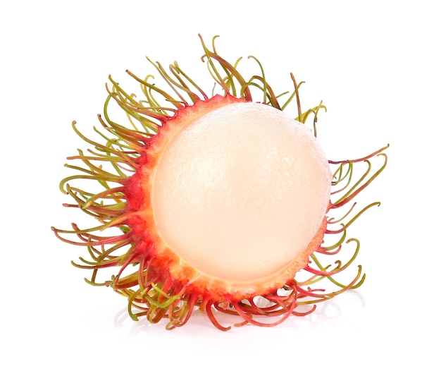 rambután dulce deliciosa fruta aislada sobre fondo blanco