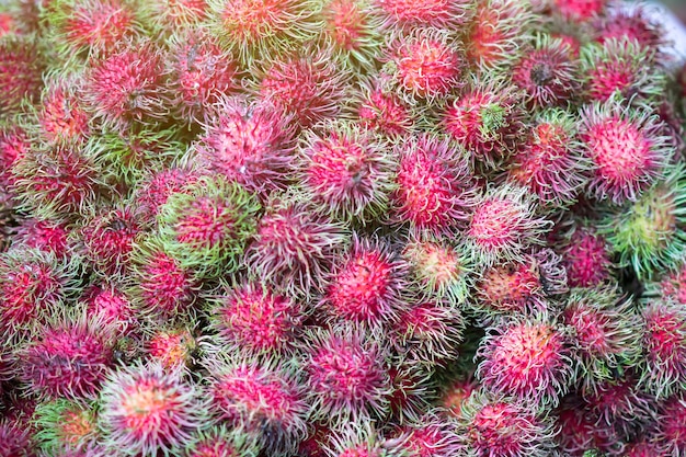 Rambutan é frutas pilha na prateleira para vender