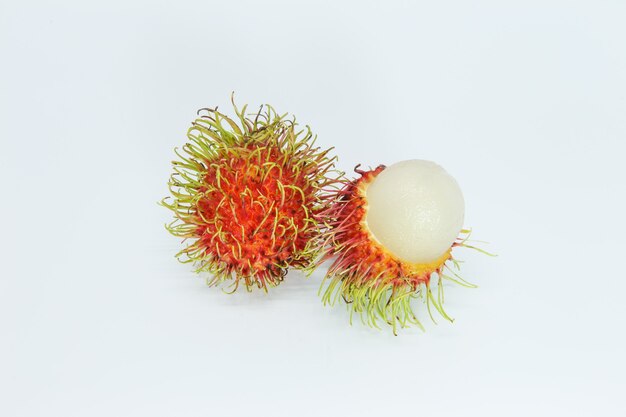 Rambutan em fundo branco