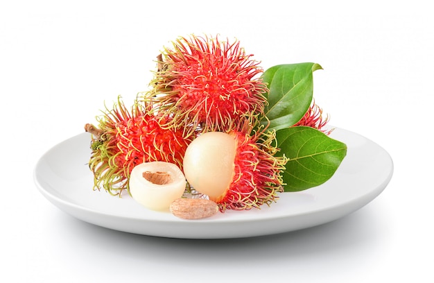 Rambutan em placa isolada