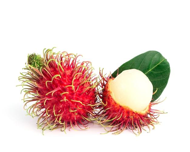 Rambutan fresco em fundo branco