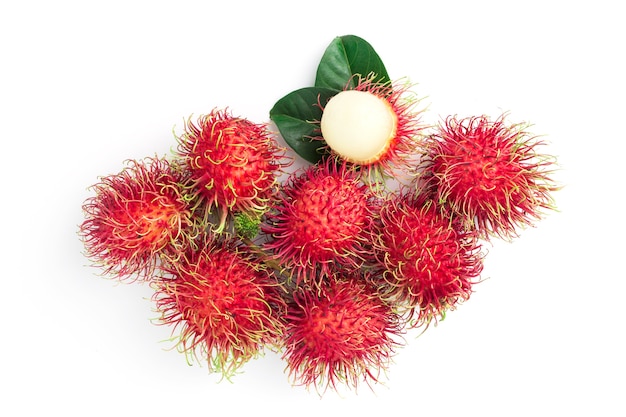 Rambutan fresco em fundo branco