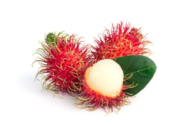 Rambutan fresco en el fondo blanco