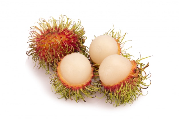 Rambutan fresco isolado no fundo branco