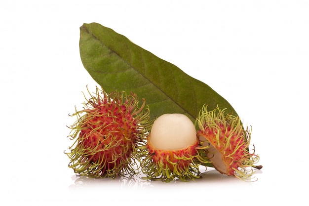 Rambutan fresco isolado no fundo branco