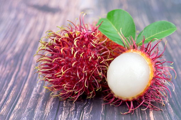 Rambután fresco en mesa de madera