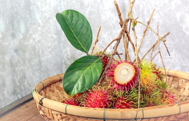 Rambutan fresco na cesta