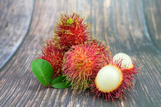 Rambutan fresco no fundo da mesa de madeira