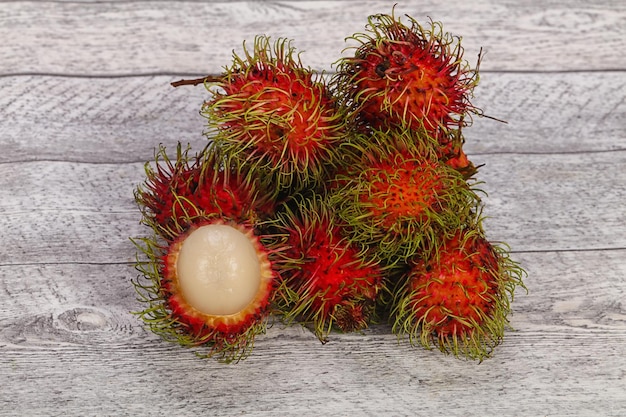 Rambután de frutas exóticas dulces tropicales