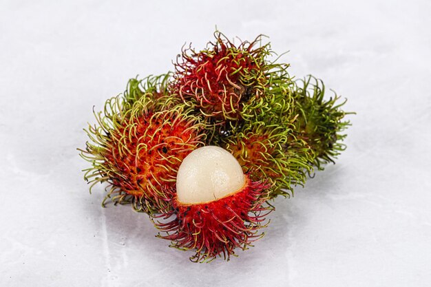 Rambután de frutas exóticas tropicales jugosas dulces