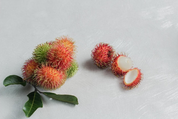 Rambután de frutas tropicales dulces sobre un fondo blanco.