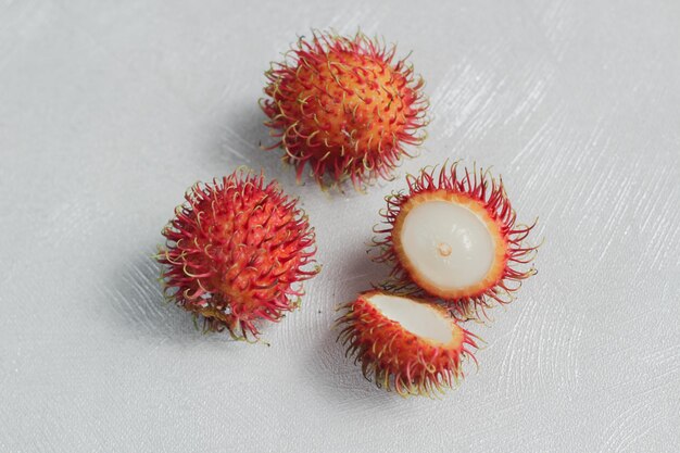 Rambután de frutas tropicales dulces sobre un fondo blanco.