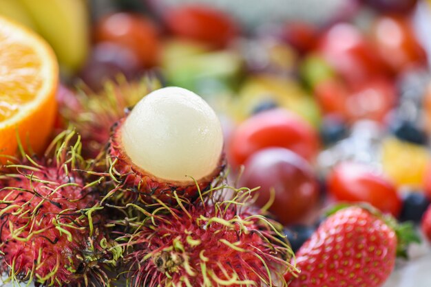 Rambutan geschält und Früchte