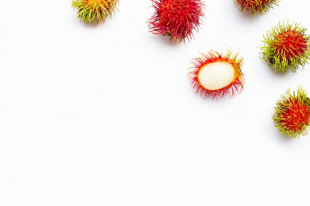 Rambutan getrennt auf Weiß.