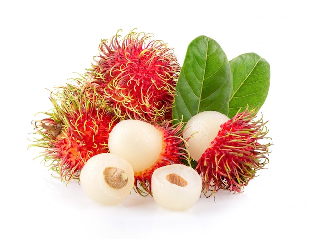 Rambután con hojas en la pared blanca.