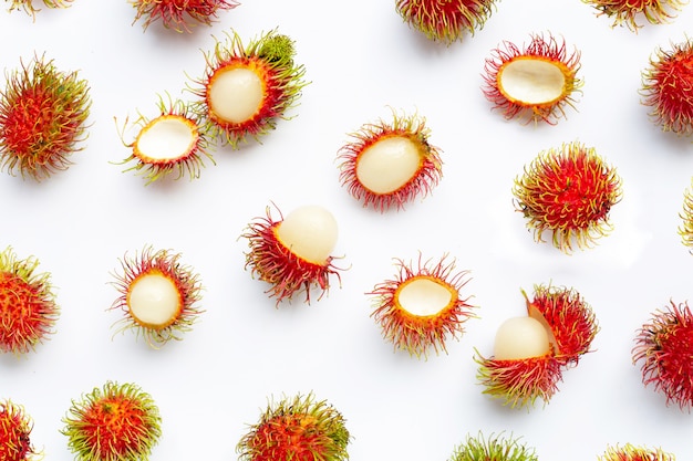 Rambutan lokalisiert auf weißem Hintergrund.