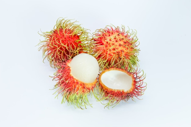 Rambután sobre fondo blanco.