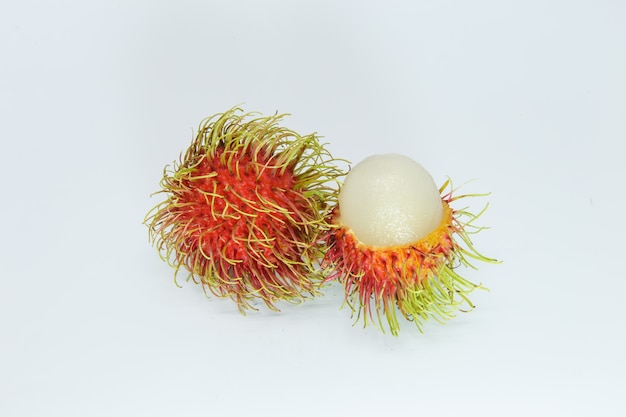 Rambután sobre fondo blanco.