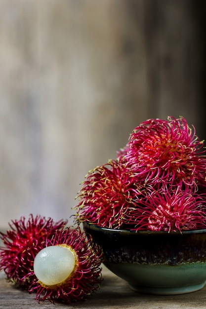 Foto rambutan vermelho em tigela de cerâmica