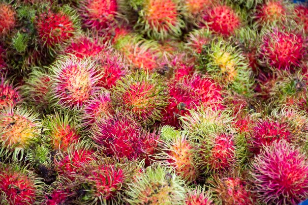 Rambutanes en festival de buffet de frutas en la tienda para que la gente coma en el campo entre Chanthaburi y Rayong Tailandia