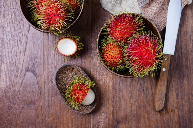 Foto los rambutans frescos en un tazón woodean