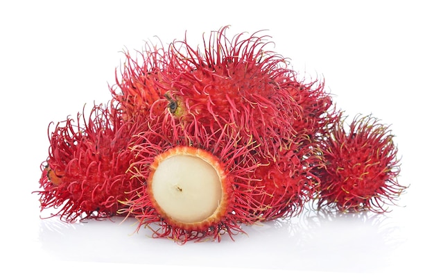 Foto rambutans isoliert auf weißem hintergrund