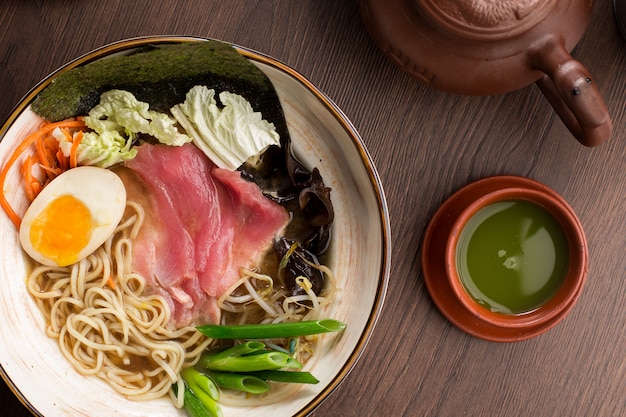 Ramen asiático com atum e macarrão e chá matcha em um restaurante