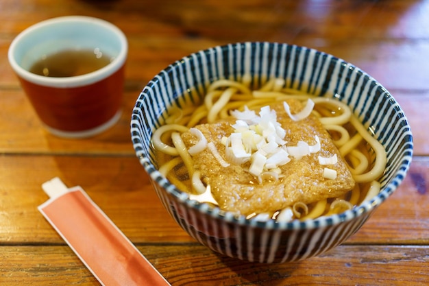 Foto ramen comida nacional do japão é semelhante ao macarrão que todo mundo conhece uma mistura de linhas feitas de talco de algas marinhas e sopa cozida de osso