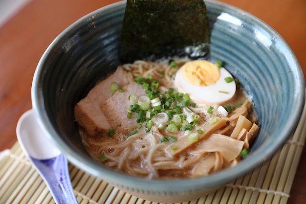 Ramen comida de sopa de fideos japoneses con fideos algas de huevo de cerdo