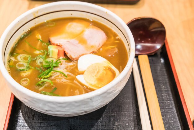 ramen de curry com carne de porco e ovo