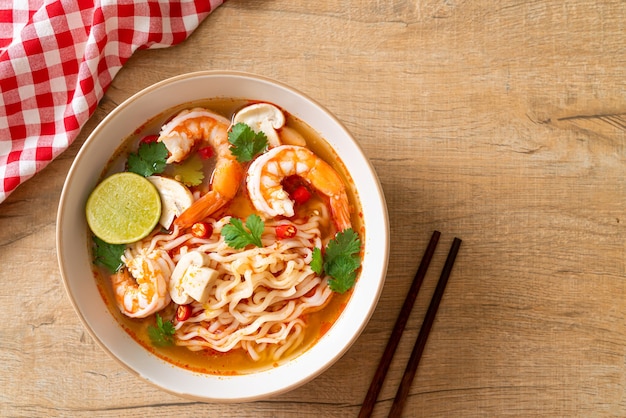 Ramen de macarrão instantâneo em sopa picante com camarão (Tom Yum Kung) - comida asiática