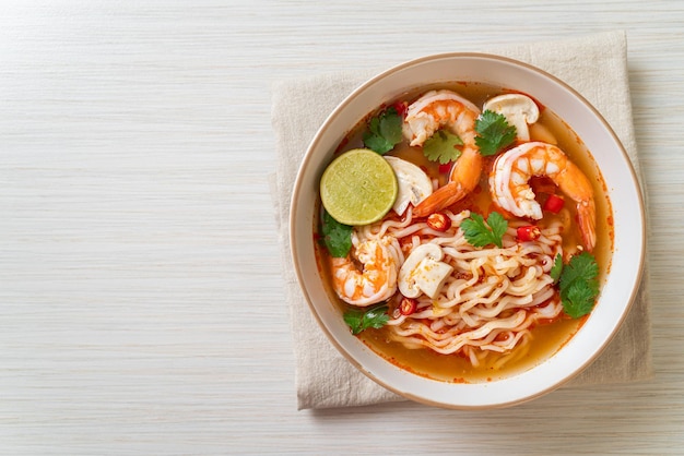 Ramen de macarrão instantâneo em sopa picante com camarões tom yum kung