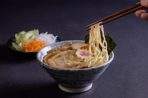 Ramen de macarrão japonês (Shoyu Chashu Men)