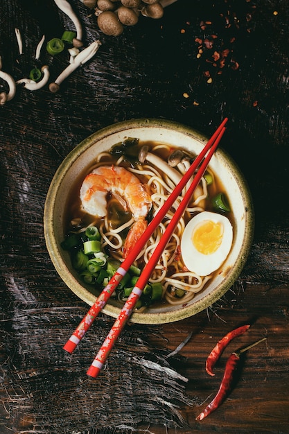 Ramen de sopa asiática com camarão