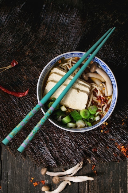 Ramen de sopa asiática com queijo feta