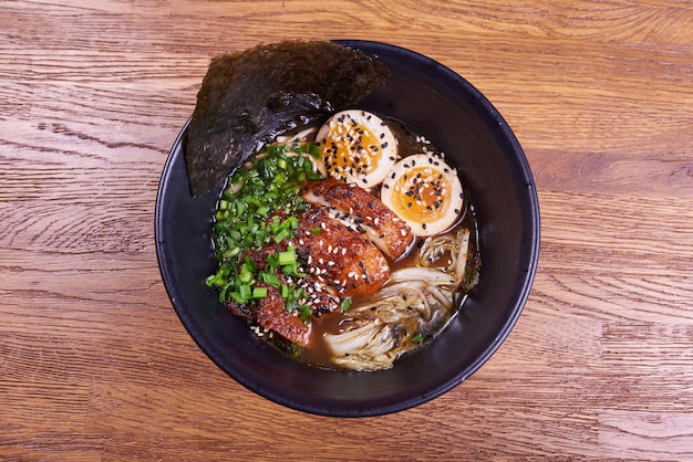 Ramen de sopa japonesa tradicional, macarrão, frango fatiado, ovos. Fechar-se.