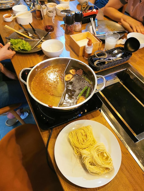 Ramen con fideos y champiñones en un restaurante Reunión de amigos en un restaurante chino