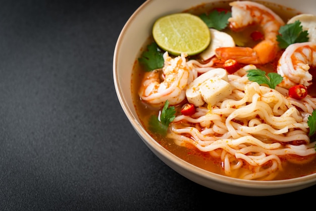 ramen de fideos instantáneos en sopa picante con gambas (Tom Yum Kung) - Estilo de comida asiática