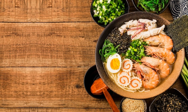 Ramen japonés de marisco con salsa de sepia