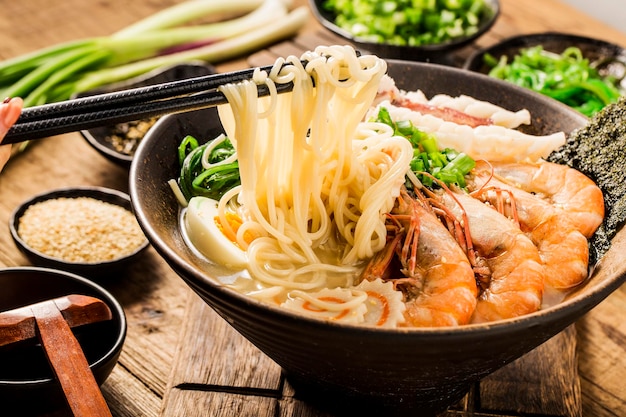 Ramen japonés de marisco con salsa de sepia