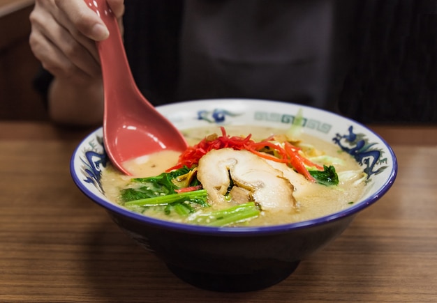 Ramen japonês tradicional na sopa de caldo de missô