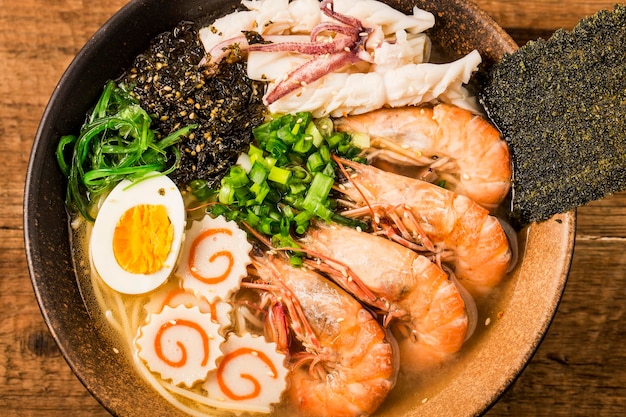 Ramen de marisco japonés con salsa de sepia